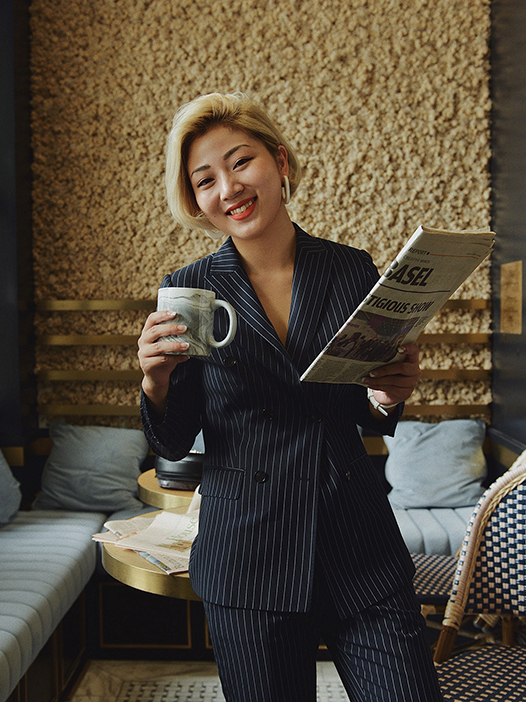 jiang氏長(zhǎng)-4.jpg 這樣黑色毛呢大衣搭配,更美!